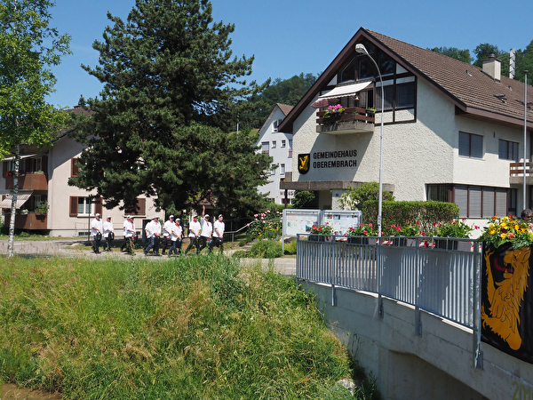 Treichlergruppe bei der neuen Mülibrücke