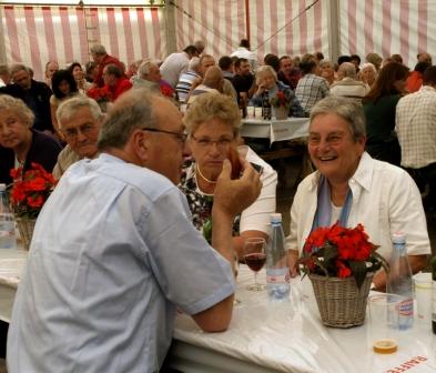Besucher im Festzelt6
