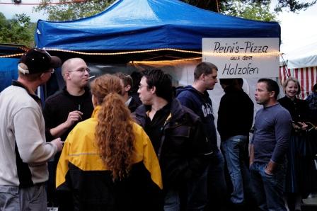Besucher beim Pizzastand
