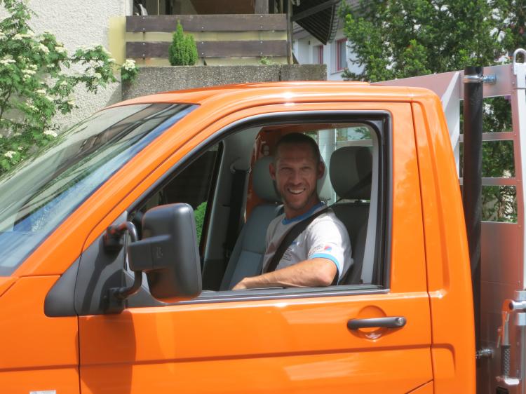 Werkmitarbeiter im neuen Gemeindefahrzeug
