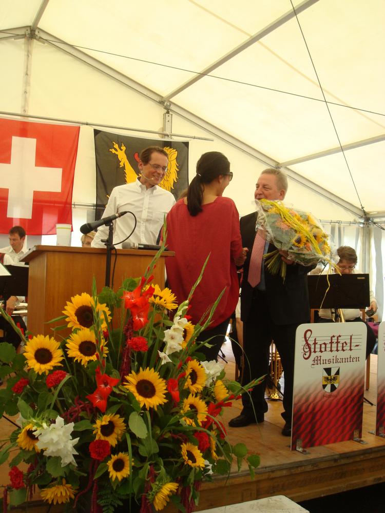 Übergabe Blumenstrauss an Frau Tien Köppel