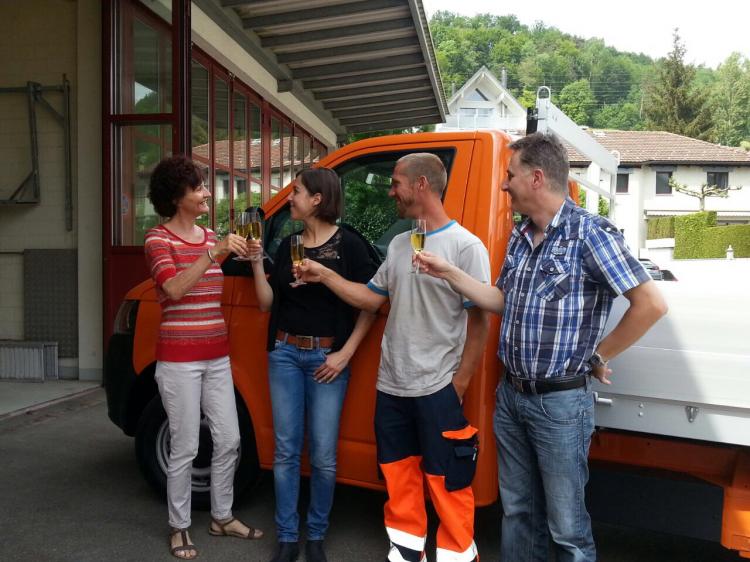 Vizepräsidentin und Gemeindeangestellte wünschen gute Fahrt
