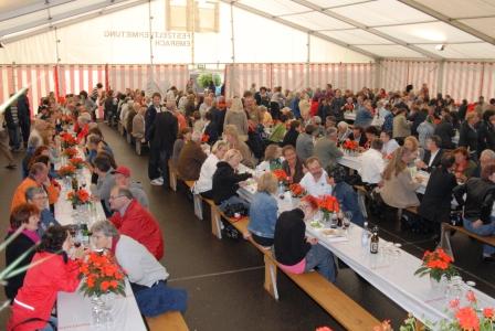 Besucher im Festzelt2