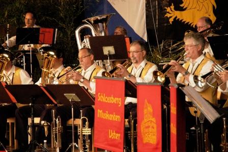 Schlossberg Musikanten Uster unterhalten das Publikum