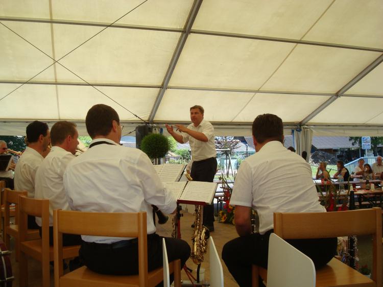 Toni Brunner beim Dirigieren der Stoffelmusikanten
