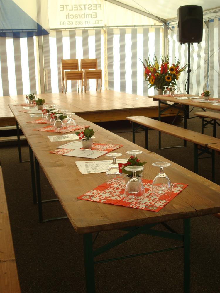 Tischdekoration im Festzelt