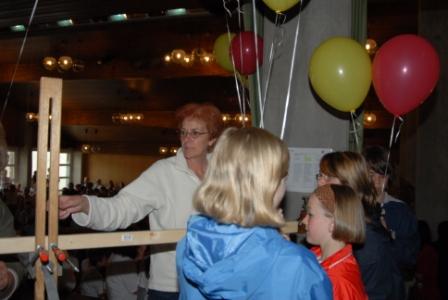 Kinder fassen Luftballons