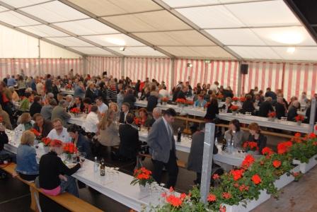 Besucher im Festzelt