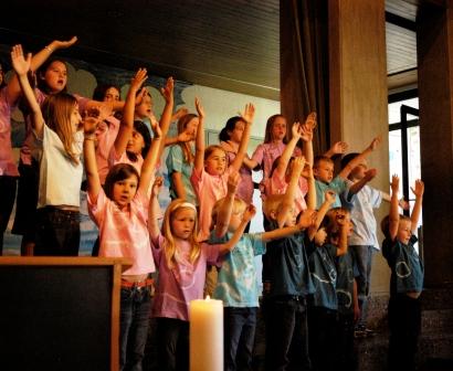 Sonntagsschul-Kinder singen