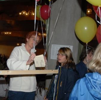 Kinder fassen Luftballons2