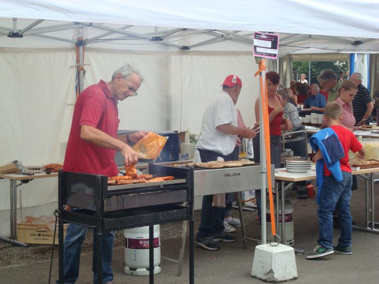 Toni Sutter, Chef Festwirtschaft, mit Kurt Gäumann am Grill