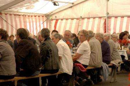 Besucher im Festzelt5