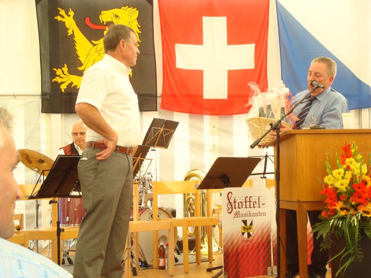 Präsentübergabe Gemeindepräsident Bernhard Haas an Ernst Stocker