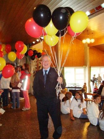 Gemeindepräsident Bernhard Haas mit Lufballons