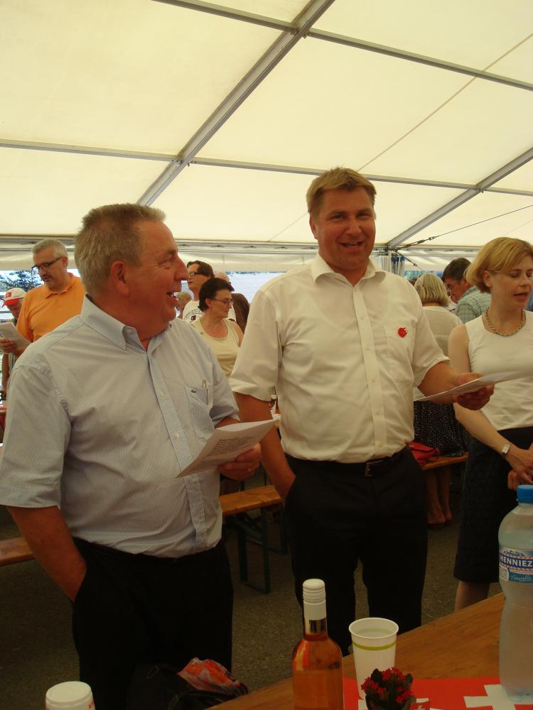 Toni Brunner und Bernhard Haas stimmen die Landeshymne an 