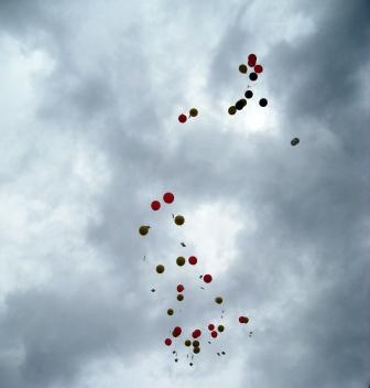 Luftballone mit Wettbewerbskarten in der Luft3