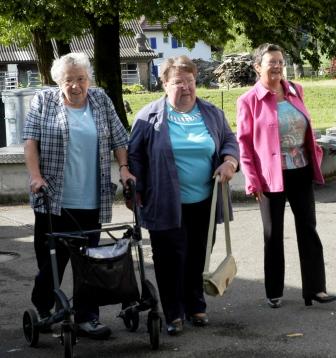 Besucherinnen auf dem Festplatz