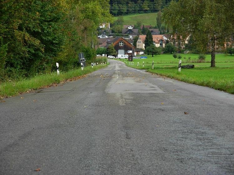 Sicht von der Eigentalstrasse Richtung Dorf