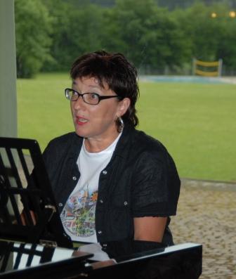 Lied anstimmen im Schulhaus