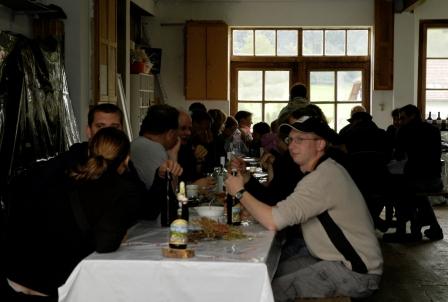 Besucher geniessen die Atmosphäre
