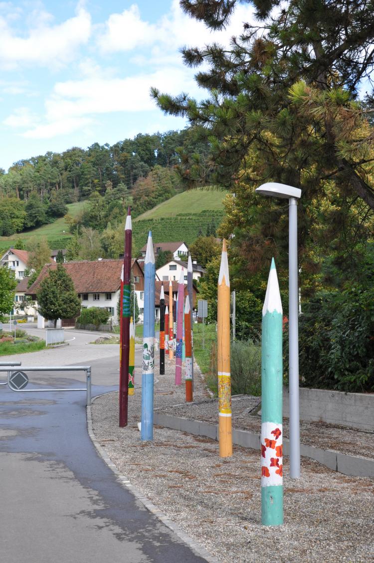 Buntstifte beim Schulhaus