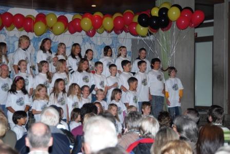 Primarschulkinder singen3