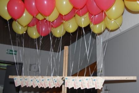 rote und gelbe Luftballons mit Wettbewerbskarten