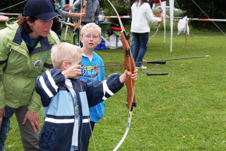 Kinder beim Bogenschiessen2