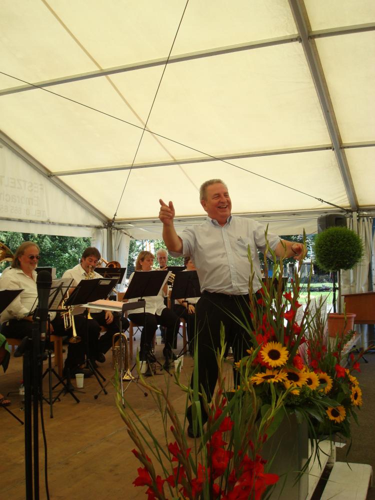 Bernhard Haas beim Dirigieren der Stoffelmusikanten