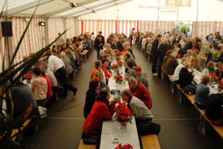 Besucher im Festzelt3