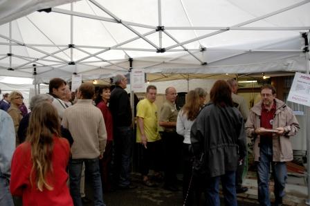 Festbesucher beim Essenfassen