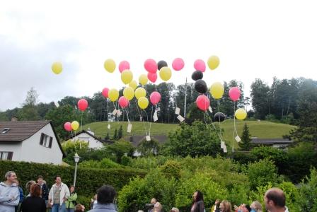 Luftballone mit Wettbewerbskarten in der Luft