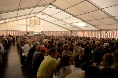 Besucher im Festzelt4