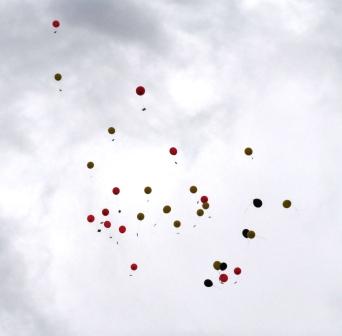 Luftballone mit Wettbewerbskarten in der Luft2