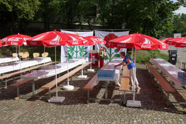 Vorbereitungsarbeiten durch die Damen des Turnvereins Wangen-Brüttisellen.