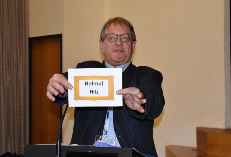 Gemeinderat René Zimmermann mit Siegerkarte Freiwilligen-Award