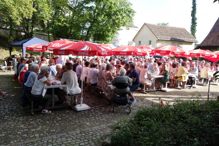 Der Kirchenplatz war bis auf den letzten Platz ausgefüllt.