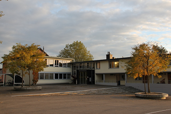 Gemeindehaus im Herbst