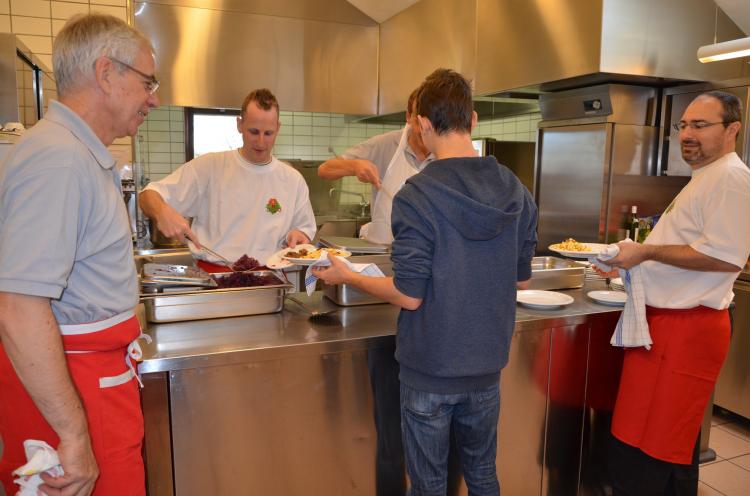 Ein eingespieltes Kochteam, unterstützt von helfern der Kommission 60+ und der Gemeindeverwaltung