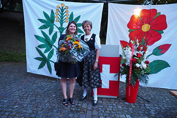 Laura Angst und Marlis Dürst vor den Gemeindefahnen