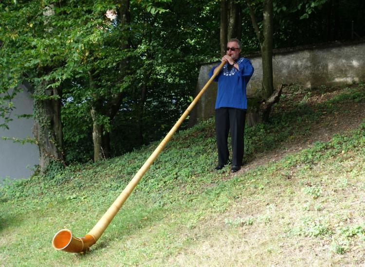 Ernst Schneibel von der Alphorngruppe Uster unterhielt die Gäste mit heimatlichen Klängen.