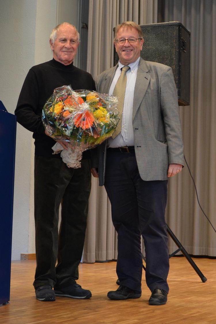 Gemeinderat René Zimmermann überreicht Emil Worni Blumen als Dank für sein jahrelanges Mitwirken in der Kommission 60+