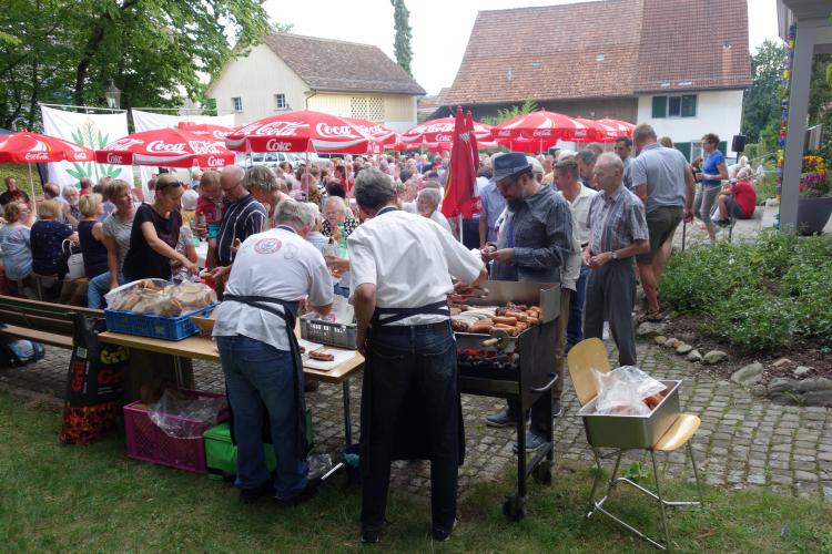 Im Anschluss an die Feier konnten sich die Gäste mit einer frisch grillierten Wurst verpflegen.