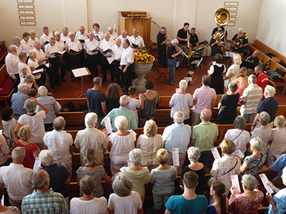 Singen der Nationalhymne unter Begleitung der Männerchöre und der Puuremusig GmbH