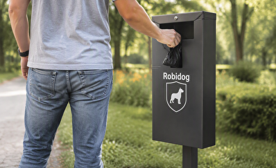 Mann wirft ein Sack in einen Robidog