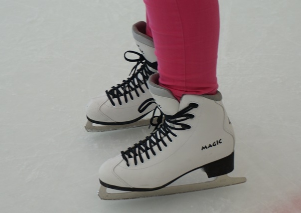 Schlittschuhe auf dem Eisfeld