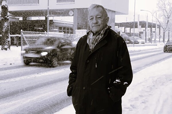 Rodolfo Keller; im Winter 2019 vor dem verschneiten Bahnhof Effretikon.
