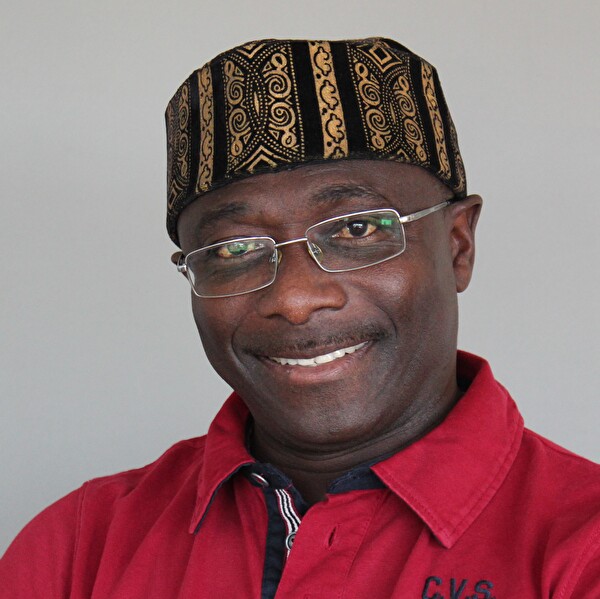 Joe Mensah Dadzie, Fachmann Hauswartung, geht nach 39 Dienstjahren in Pension.