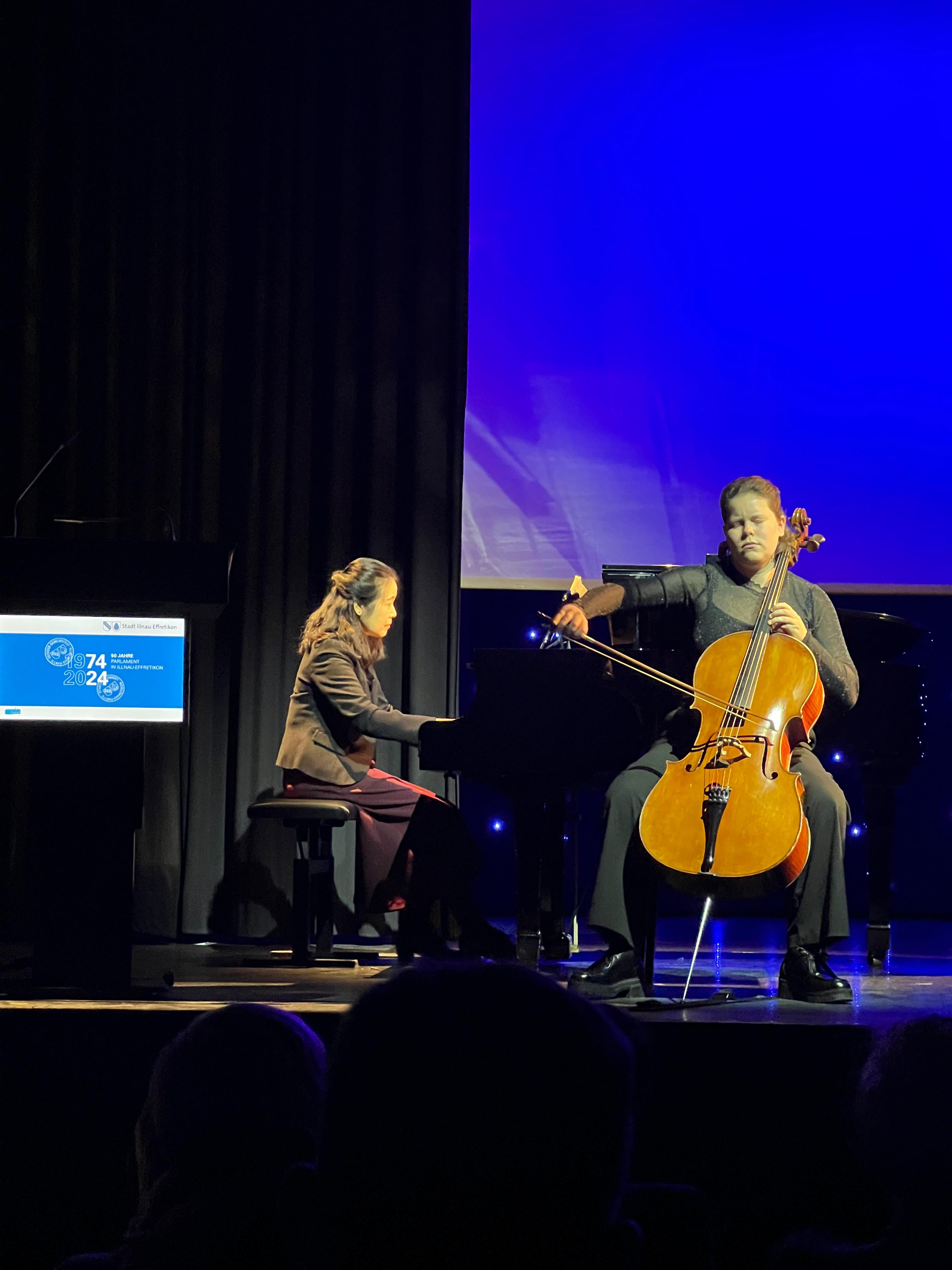 Yoshiko Iwai, Pianistin aus Illnau, und Clara Schlotz, Cellistin, musizierten ein Stück für Violoncello und Klavier von Robert Schumann.
