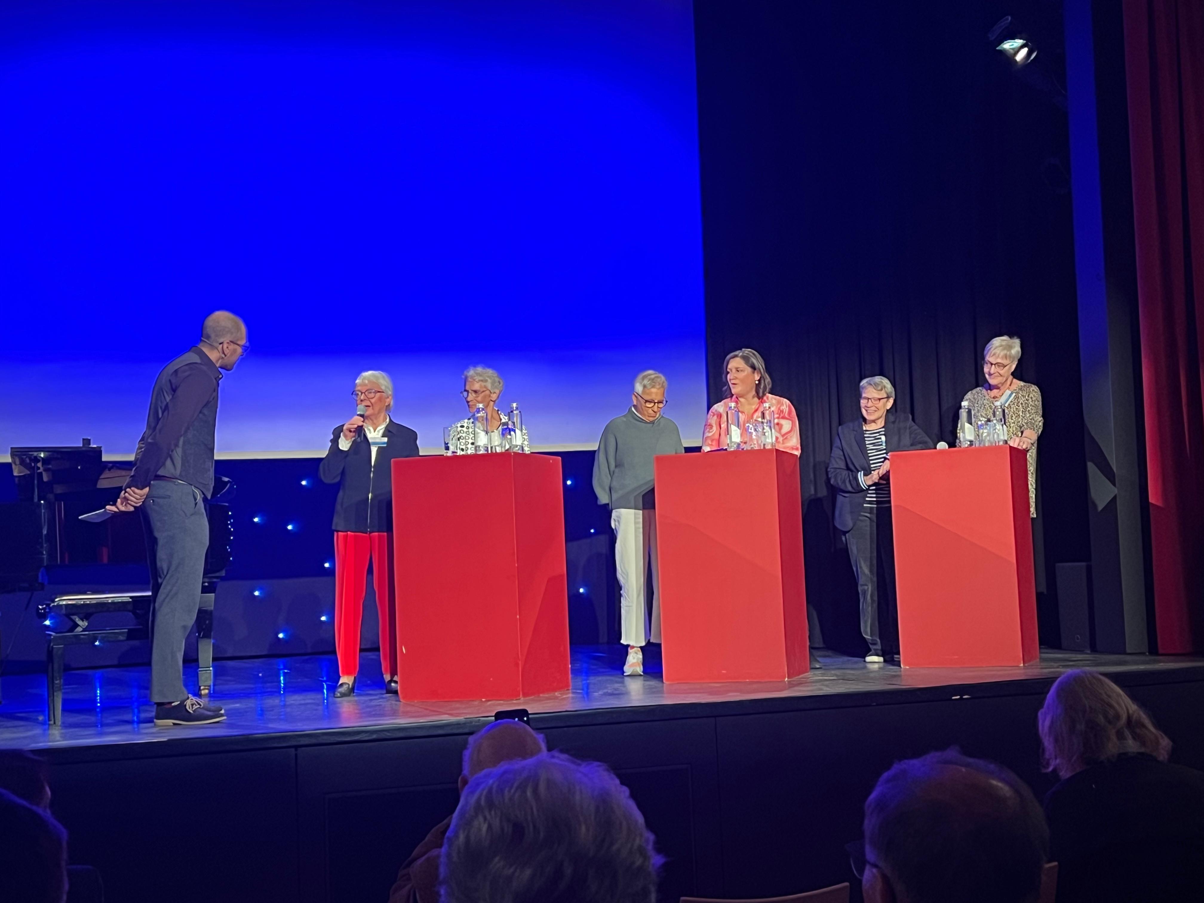 Ursula Furger, Margrit Manser, Erika Klossner-Locher, Salome Wyss, Brigitte Röösli und Rosmarie Quadranti (letztere beide noch im Amt) geben Einblicke in die Zeit, als sie im Illnau-Effretiker Stadtrat politisierten. Bei der Diskussion nicht anwesend war Alt-Stadträtin Amanda Rüegg.